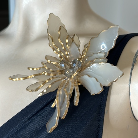 Large Celluloid Flower Statement Brooch - Picture 5 of 15